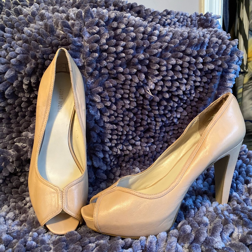 Used- Nine West Peep toe leather heels